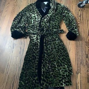 Green Animal Print velvet robe by Natori